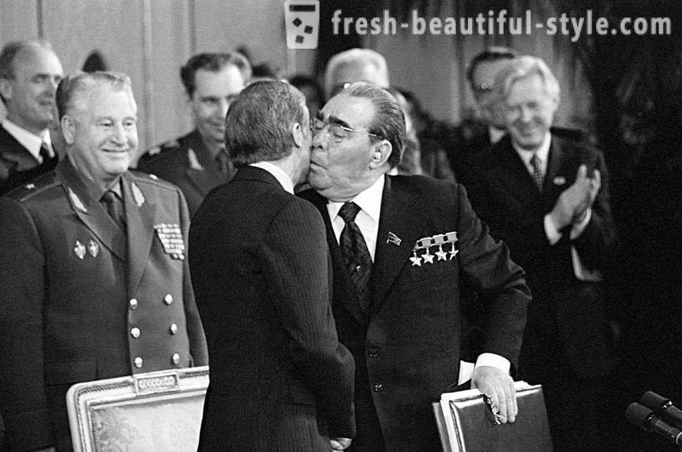 Както световните лидери се опитаха да се избегне целувки на Брежнев