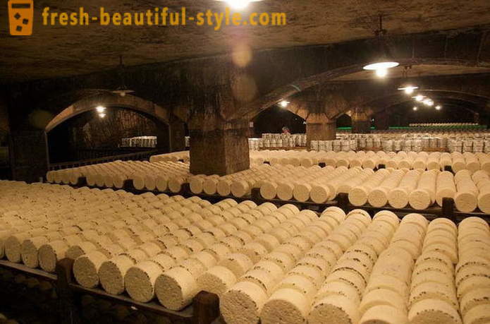 Производствения процес на френското сирене Рокфор от стари рецепти за