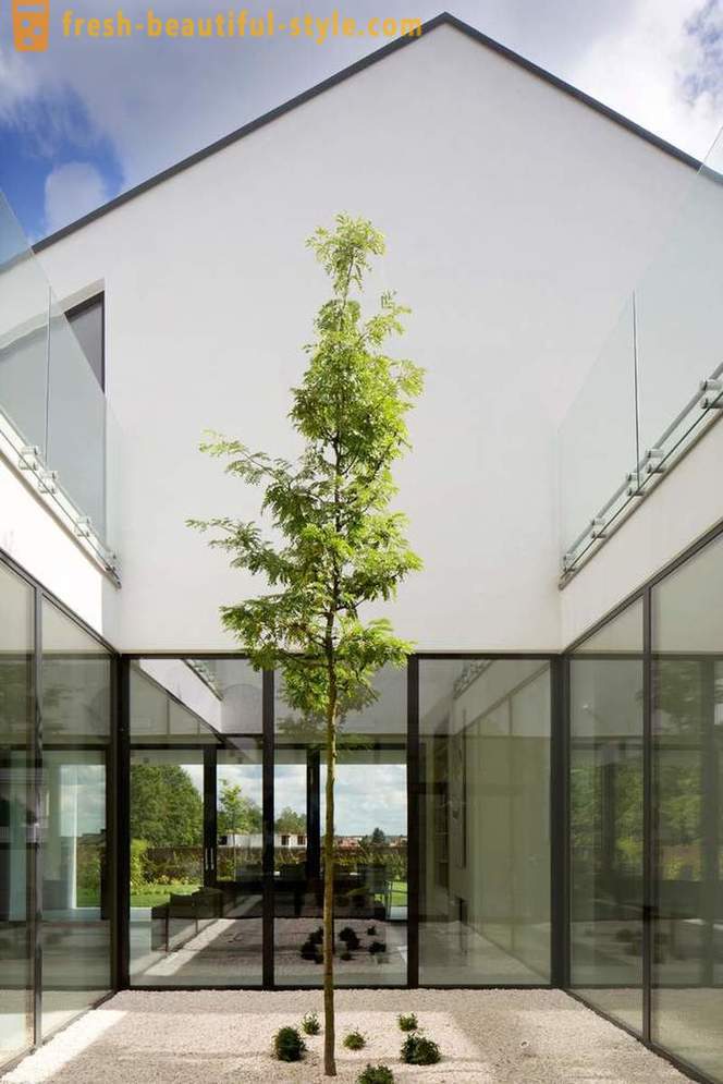 Интериорът на къщата със зелен вътрешен двор