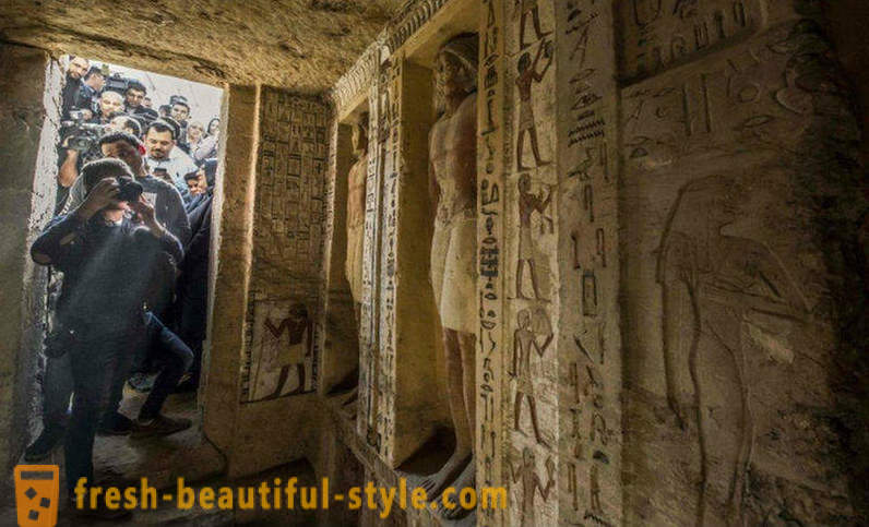 В Египет, открил гроба на свещеник