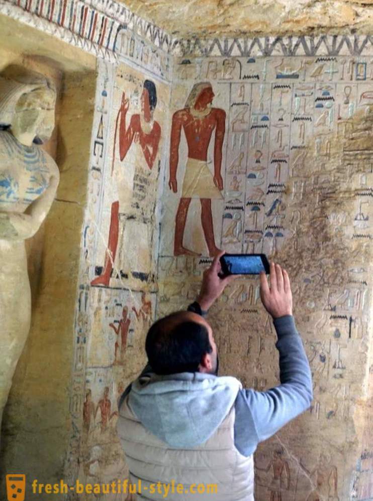 В Египет, открил гроба на свещеник