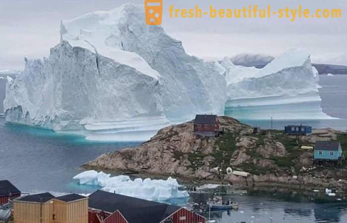 Село Гренландия заплашена от огромен айсберг
