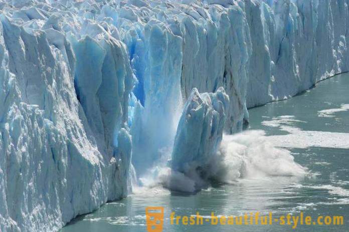 Село Гренландия заплашена от огромен айсберг