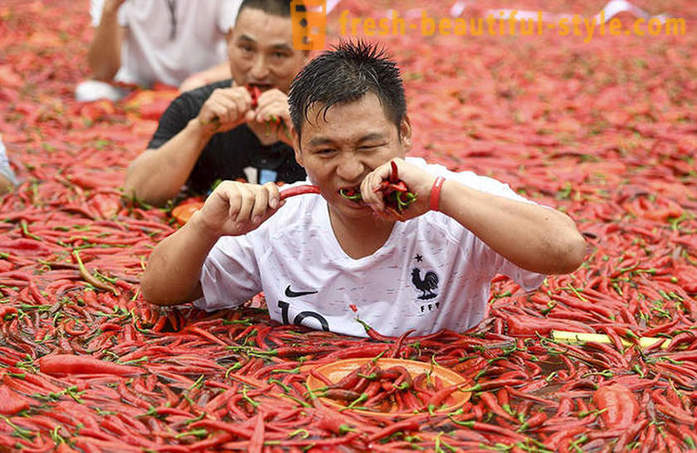 Не е за хора със слаби сърца: в Китай се проведе конкурс-яде чушки за скорост