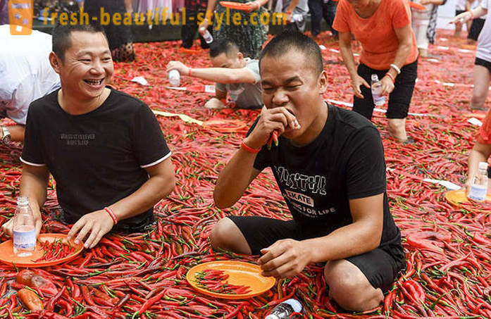 Не е за хора със слаби сърца: в Китай се проведе конкурс-яде чушки за скорост