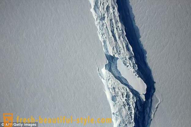 Айсберг от Антарктида се откъсва с площ от повече от две от Москва