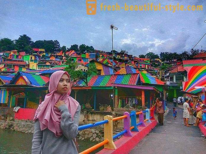 Къщи в индонезийската село боядисан във всички цветове на дъгата