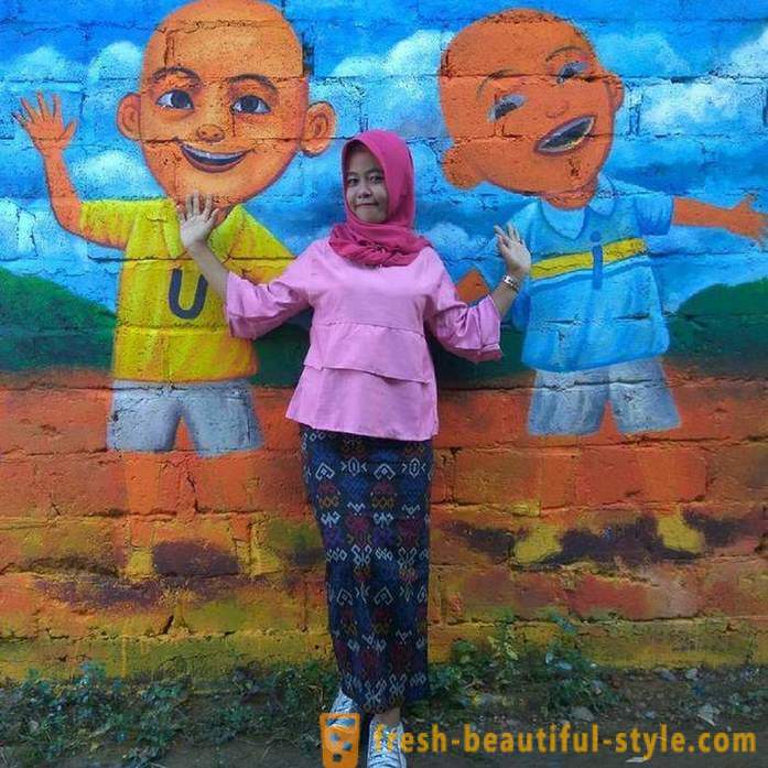 Къщи в индонезийската село боядисан във всички цветове на дъгата