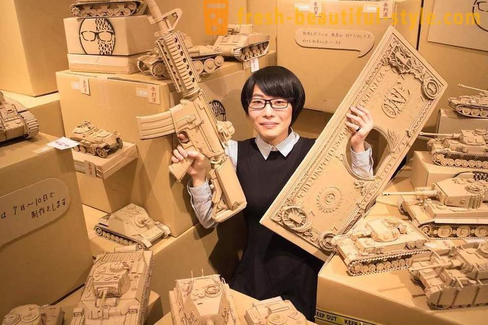 Невероятни скулптури от картонени кутии