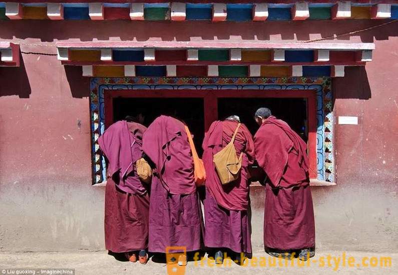 Най-големият будистки академия в света за 40,000 телевизионни монаси забранен, но позволи на Iphones