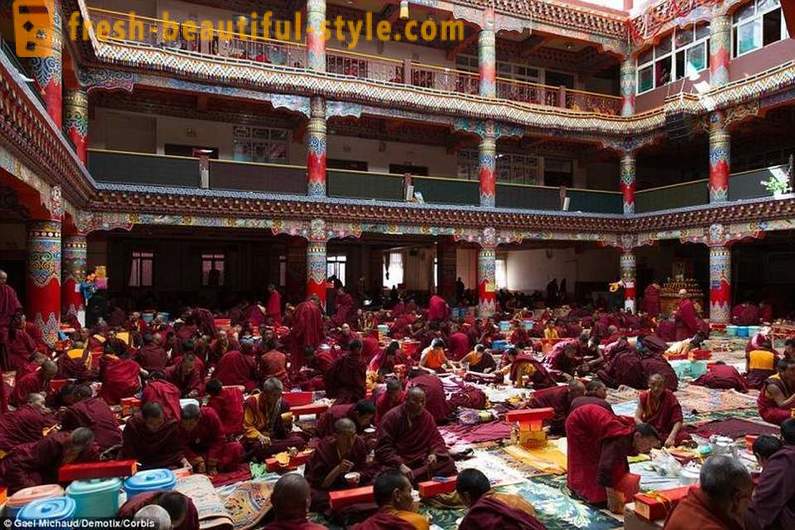 Най-големият будистки академия в света за 40,000 телевизионни монаси забранен, но позволи на Iphones