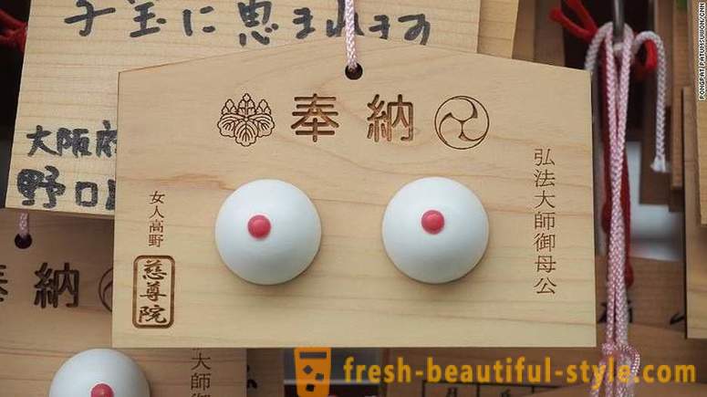 В Япония има храм, посветен на женските гърди, и това е добре
