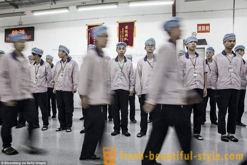 Британските медии показаха всекидневния живот на хората, които сглобява iPhone в Китай