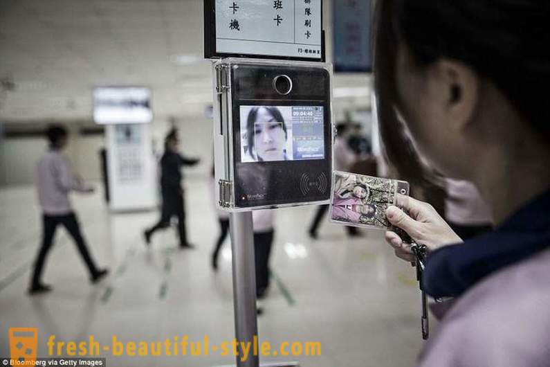 Британските медии показаха всекидневния живот на хората, които сглобява iPhone в Китай