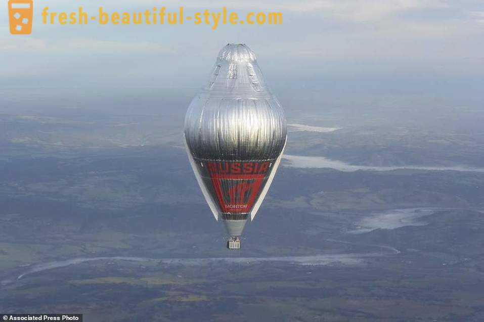 Руски свещеник Фьодор Konyukhov постави световен рекорд за световното турне с балон