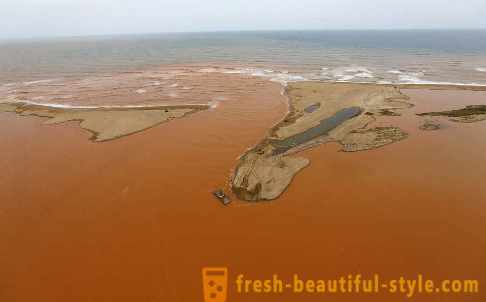 Червената кал в Атлантическия океан