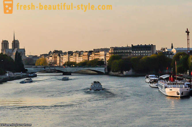 Разходка над мостовете на Париж