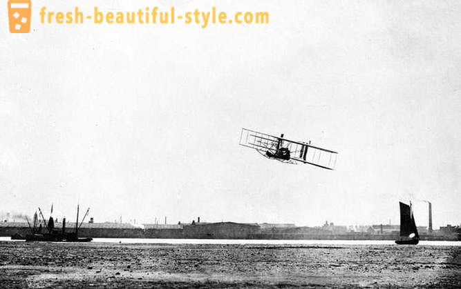 Първият пилотиран полет със самолет