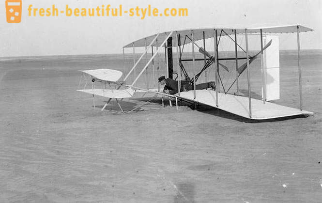 Първият пилотиран полет със самолет
