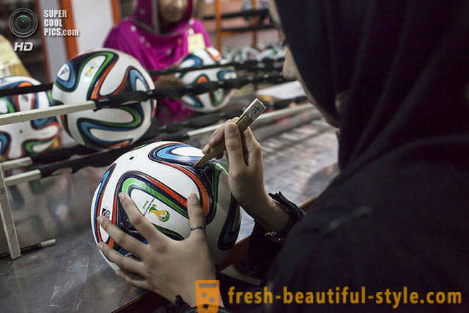 Производство на официалните топки на Световното първенство през 2014 г. в Пакистан