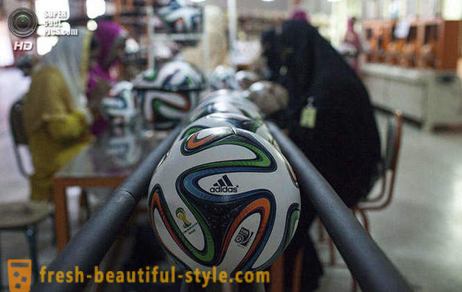 Производство на официалните топки на Световното първенство през 2014 г. в Пакистан