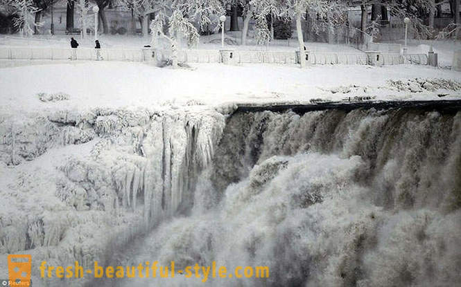 10 завладяваща картина на замразени Ниагарския водопад