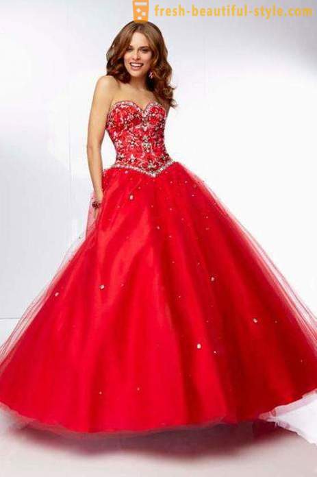 Червената вечерна рокля на пода