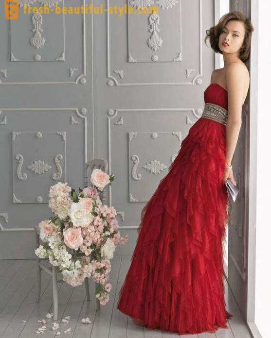 Червената вечерна рокля на пода