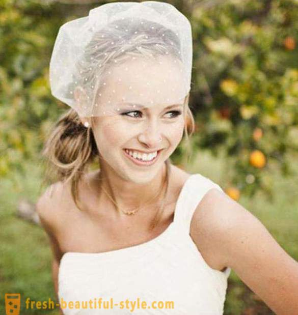 Сватбена прическа за средна коса с воал с ръцете си (снимка)