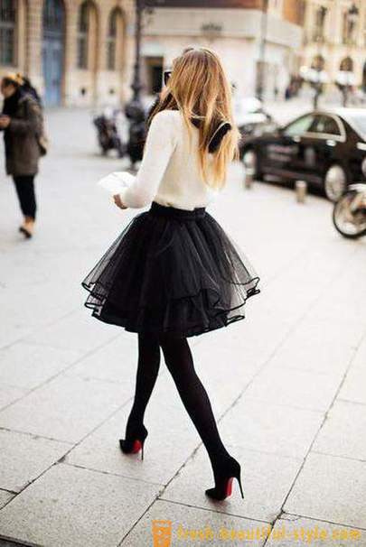 Черно пола се завръща на мода. Стил пола. От какво да облека?