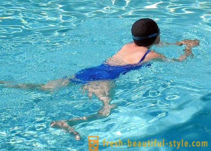 Плуване бруст за забавление и в името на спорта